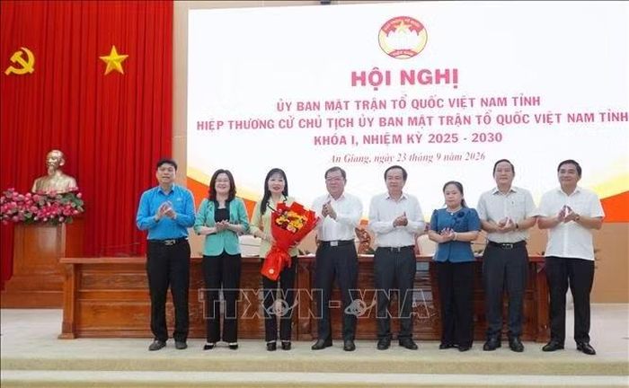 Thường trực Ủy ban MTTQ Việt Nam tỉnh An Giang tặng hoa chúc mừng bà Trần Thị Thanh Hương, Chủ tịch HĐND tỉnh An Giang nhiệm kỳ 2026 - 2031.