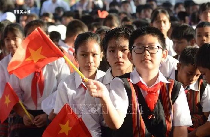 Các học sinh Trường phổ thông nội trú Tiểu học và Trung học cơ sở tại xã A Lưới 3 phấn khởi tham dự khai giảng năm học mới. Ảnh minh họa: Văn Dũng/TTXVN