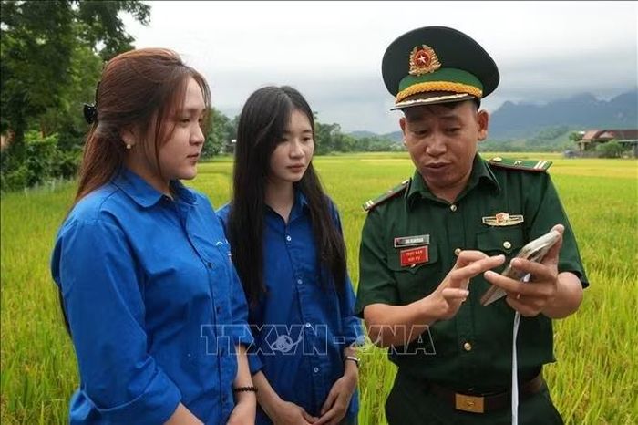 Chiến sĩ Đồn biên phòng Môn Sơn, xã Môn Sơn (Nghệ An) hướng dẫn đoàn viên thanh niên quét mã QR "Hòm thư điện tử ẩn danh" để tố giác tội phạm.