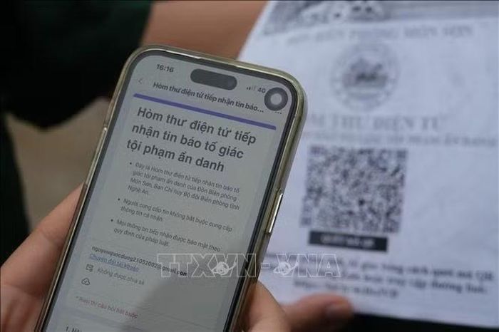 Với điện thoại thông minh, người dân có thể quét mã và gửi thông tin tố giác tội phạm đến lực lượng Biên phòng mà không nhất thiết phải trực tiếp đến đơn vị.
