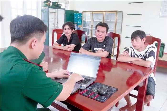 Cán bộ đồn Biên phòng Trung Bình nắm bắt thông tin nguyên nhân tàu cá gặp nạn từ các ngư dân. Ảnh: TTXVN phát