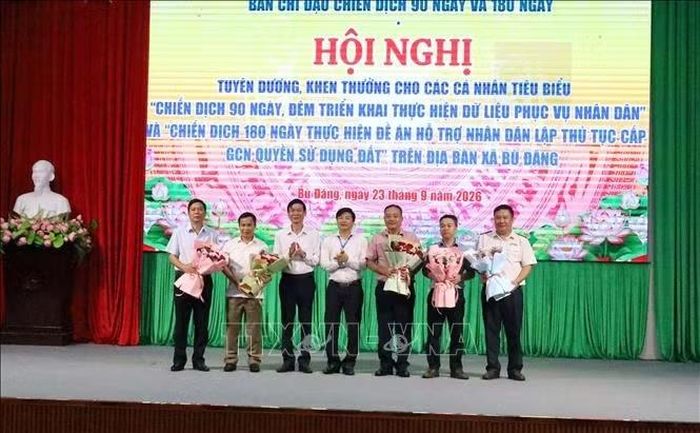 Đại diện lãnh đạo xã Bù Đăng tặng hoa cảm ơn các đơn vị đã phối hợp, hỗ trợ địa phương triển khai các chiến dịch, trong đó có hỗ trợ người dân hoàn tất thủ tục cấp Giấy chứng nhận quyền sử dụng đất.