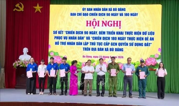 Đại diện lãnh đạo UBND xã Bù Đăng và Văn phòng Đăng ký đất đai Chi nhánh Bù Đăng trao Giấy chứng nhận quyền sử dụng đất cho Tổ lưu động của Trung tâm Phục vụ hành chính công xã để trực tiếp bàn giao đến người dân.