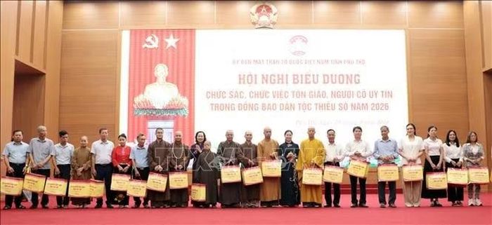Phó Bí thư Tỉnh ủy, Chủ tịch Ủy ban MTTQ Việt Nam tỉnh Bùi Thị Minh trao quà, vinh danh các chức sắc, chức việc tôn giáo, người có uy tín tiêu biểu năm 2026.
