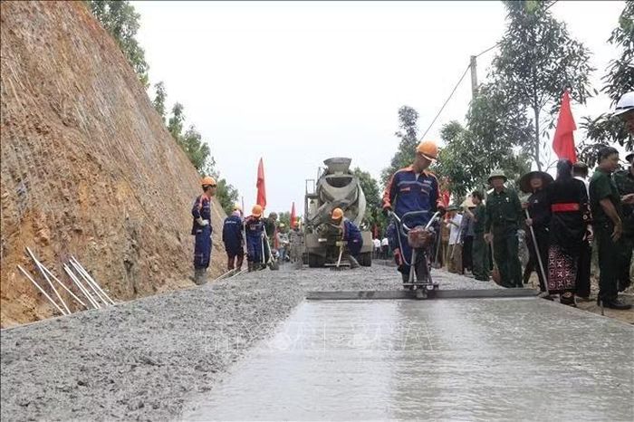 Trong đợt phát động lần này, Việt Hồng mở rộng tuyến đường dài 3,8km, nền đường rộng 6m, mặt đường rộng 3,5m.