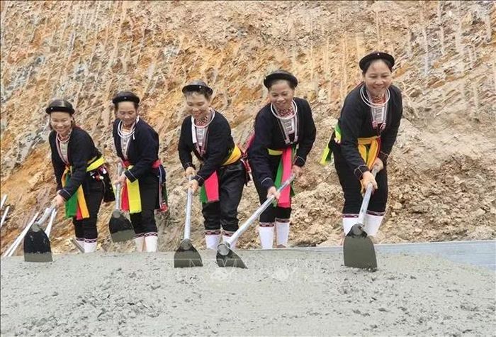 Đồng bào các dân tộc xã Việt Hồng phấn khởi tham gia làm đường giao thông nông thôn.