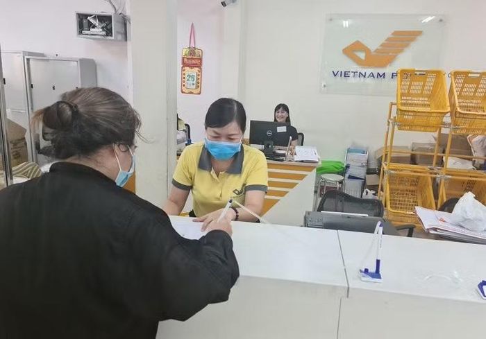 Chi trả lương hưu, trọ cấp cho người hưởng. Ảnh: TTXVN