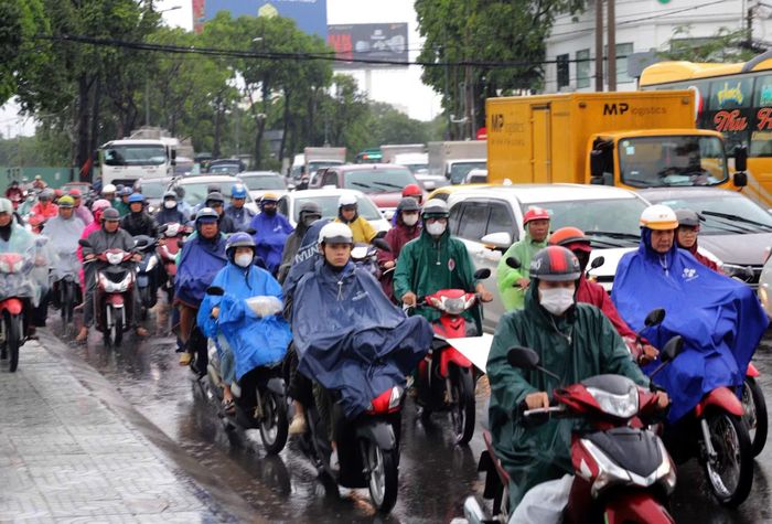 Giao thông qua khu vực Bến xe Miền Đông cũ xảy ra ùn tắc.