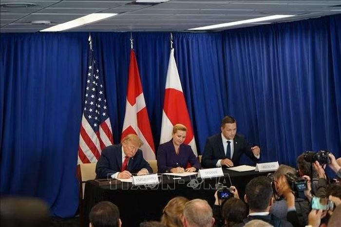 (Từ trái sang) Tổng thống Mỹ Donald Trump, Thủ tướng Đan Mạch Mette Frederiksen và Thủ hiến Greenland Jens-Frederik Nielsen đã ký thỏa thuận cho phép Washington tăng cường hiện diện quân sự tại Greenland. Ảnh: THX/TTXVN phát