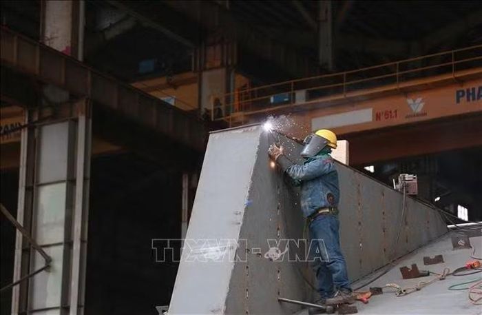 Người lao động tại Công ty TNHH MTV Đóng tàu Phà Rừng.