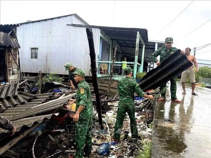 Các lực lượng phối hợp cùng người dân khắc phục hậu quả thiên tai. Ảnh: TTXVN phát.