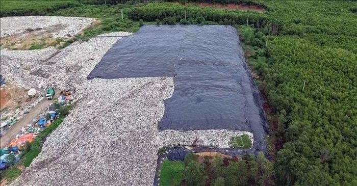 Việc phủ bạt cho các hố rác chậm khiến nước rỉ rác nhiều khi có mưa.