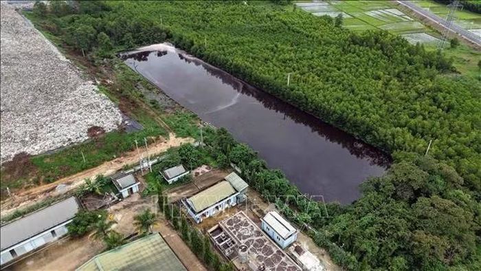 Hồ chứa nước rỉ rác đã tràn dù mùa mưa mới chỉ bắt đầu.