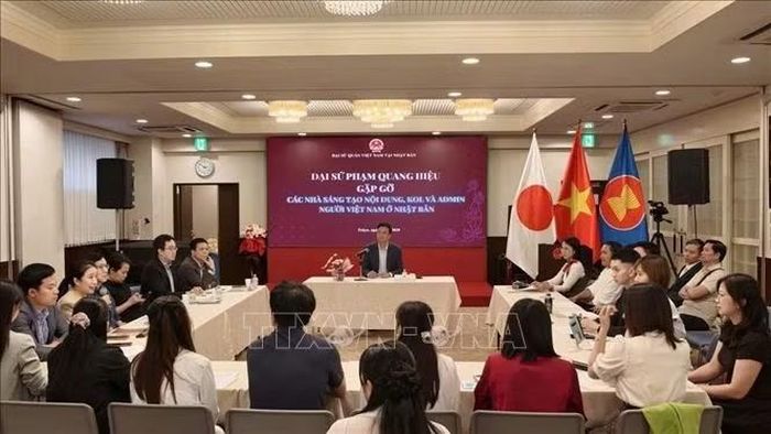 Đại sứ Việt Nam tại Nhật Bản Phạm Quang Hiệu gặp gỡ khoảng 30 nhà sáng tạo nội dung người Việt tại Nhật Bản. Ảnh: Nguyễn Tuyến/TTXVN tại Nhật Bản