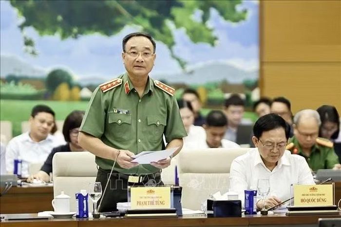 Thượng tướng Phạm Thế Tùng, Thứ trưởng Bộ Công an thuyết trình về nội dung cơ bản của dự thảo. Ảnh: Doãn Tấn/TTXVN.