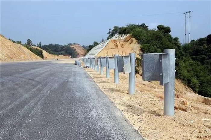Một số hạng mục bảo vệ hành lang an toàn, taluy âm trên tuyến cao tốc cửa khẩu Hữu Nghị - Chi Lăng chưa hoàn thiện.