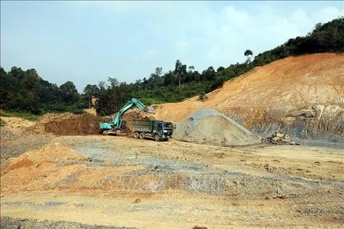 Thi công hạng mục mái taluy, hệ thống thoát nước và an toàn trên tuyến cao tốc cửa khẩu Hữu Nghị - Chi Lăng đoạn qua địa bàn phường Đông Kinh, Lạng Sơn.