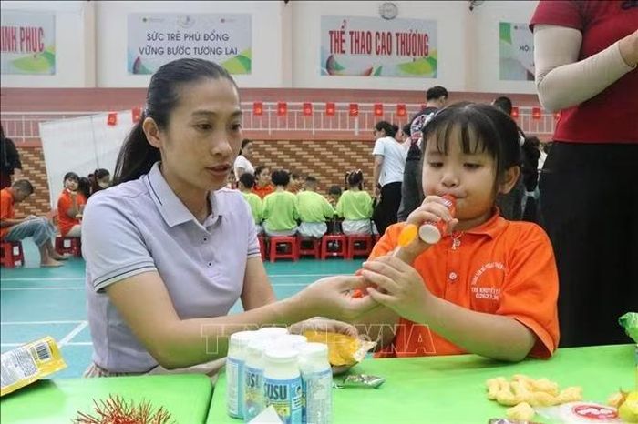 Học sinh khuyết tật tại tại Trung tâm Hỗ trợ phát triển giáo dục hòa nhập trẻ khuyết tật tỉnh Đắk Lắk phá cỗ vui Trung thu. Ảnh: TTXVN phát