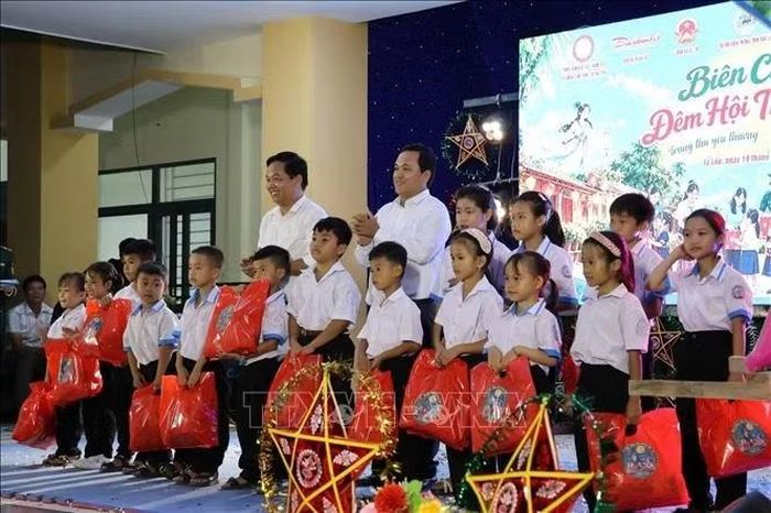 Trao quà Trung thu cho học sinh có hoàn cảnh khó khăn tại khu vực biên giới. Ảnh: TTXVN phát