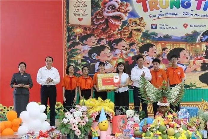 Ông Lương Nguyễn Minh Triết, Ủy viên Trung ương Đảng, Bí thư Tỉnh ủy Đắk Lắk, cùng đoàn công tác tặng quà cho Trung tâm Hỗ trợ phát triển giáo dục hòa nhập trẻ khuyết tật tỉnh. Ảnh: TTXVN phát