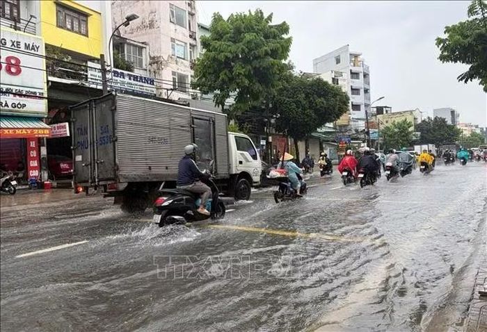 Mưa ngập trên Quốc lộ 13, đoạn qua phường Bình Thạnh, chiều 23/9.