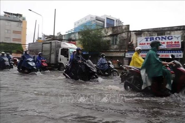 Các tuyến đường Đinh Bộ Lĩnh, Xô Viết Nghệ Tĩnh qua khu vực Bến xe Miền Đông và Quốc lộ 13 hướng về phường Thuận An, ngập do mưa lớn chiều 23/9.
