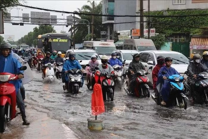 Các tuyến đường Đinh Bộ Lĩnh, Xô Viết Nghệ Tĩnh qua khu vực Bến xe Miền Đông và Quốc lộ 13 hướng về phường Thuận An, ngập do mưa lớn chiều 23/9.
