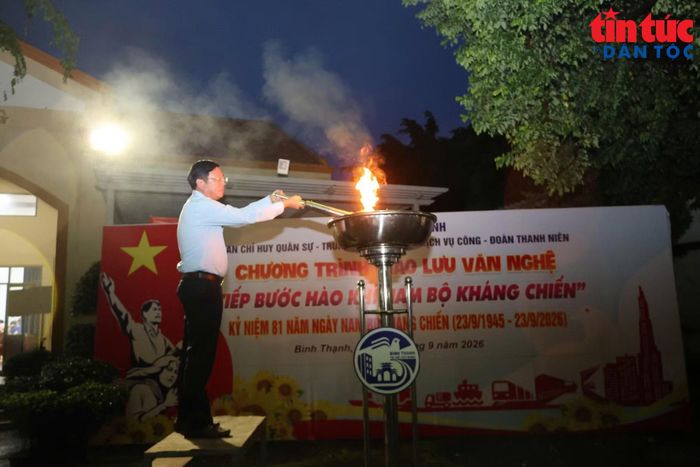 Nghi thức thắp đuốc “Hào khí Nam Bộ” mở đầu chương trình tại phường Bình Thạnh.