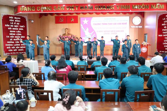 Cán bộ, chiến sĩ và người dân phường Bình Thạnh dự chương trình kỷ niệm 81 năm Ngày Nam Bộ kháng chiến.