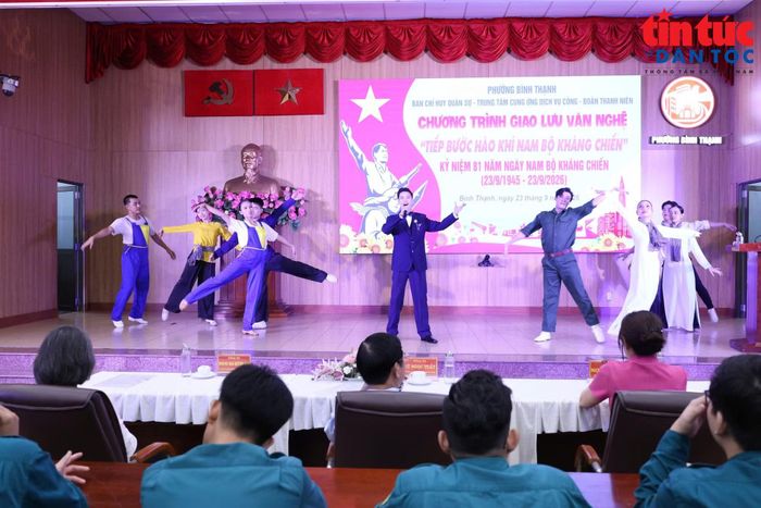 Các tiết mục văn nghệ tái hiện tinh thần đấu tranh của quân và dân Nam Bộ.