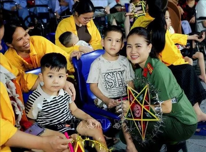 Chiến sĩ công an Bắc Ninh chung vui cùng các cháu nhỏ.