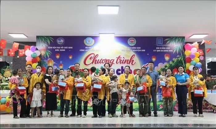Tặng quà Trung thu cho các em nhỏ.