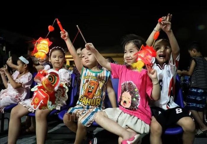 Các em nhỏ đang được điều trị tại bệnh viện vui đêm hội Trung thu.