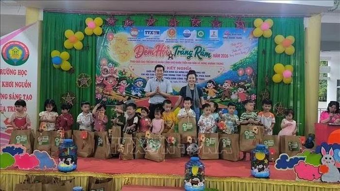 Tặng quà cho học sinh Trường mầm non Hưng Khánh Trung.