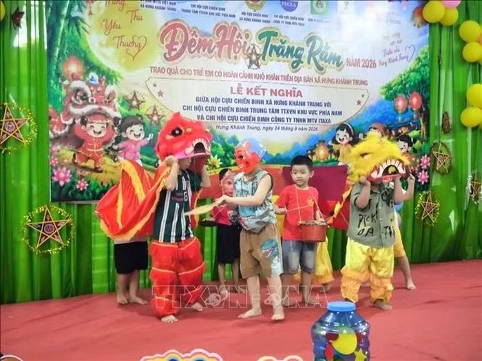 Học sinh Trường mầm non Hưng Khánh Trung biểu diễn tiết mục văn nghệ đón Trung thu.