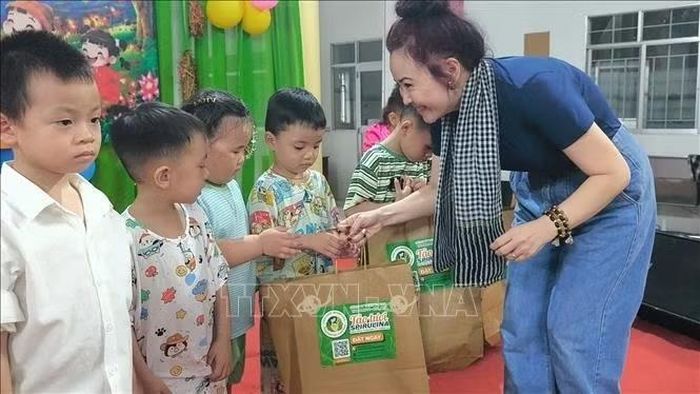 Tặng quà cho học sinh Trường mầm non Hưng Khánh Trung.