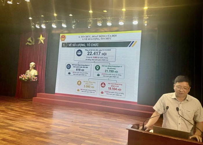 Ông Tạ Tấn, Phó Vụ trưởng Vụ Tổ chức phi chính phủ, Bộ Nội vụ truyền đạt nội dung tại lớp tập huấn.