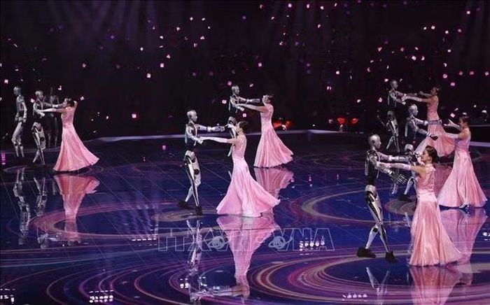 Các nghệ sĩ cùng robot biểu diễn tại lễ khai mạc Kỳ thi Kỹ năng nghề thế giới (WorldSkills) 2026 ở Thượng Hải, Trung Quốc ngày 22/9/2026. Ảnh: THX/TTXVN phát