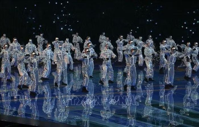 Các nghệ sĩ cùng robot biểu diễn tại lễ khai mạc Kỳ thi Kỹ năng nghề thế giới (WorldSkills) 2026 ở Thượng Hải, Trung Quốc ngày 22/9/2026. Ảnh: THX/TTXVN phát