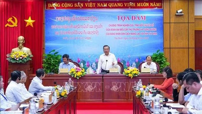 Phó Bí thư Tỉnh ủy, Trưởng đoàn Đại biểu Quốc hội tỉnh Tây Ninh Phạm Hùng Thái trao đổi, chia sẻ kinh nghiệm về công tác tổ chức xây dựng Đảng, xây dựng chính quyền địa phương hai cấp.