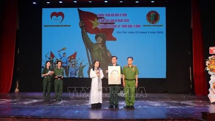 Thân nhân liệt sĩ xúc động chia sẻ cảm nghĩ.