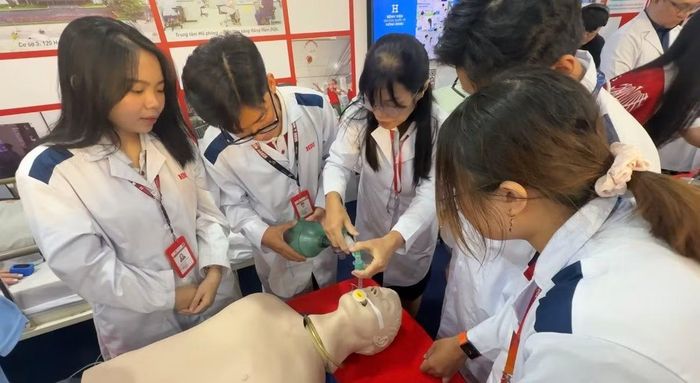 Sinh viên ngành khoa học sức khoẻ được chính các bác sĩ tại bệnh viện hướng dẫn.