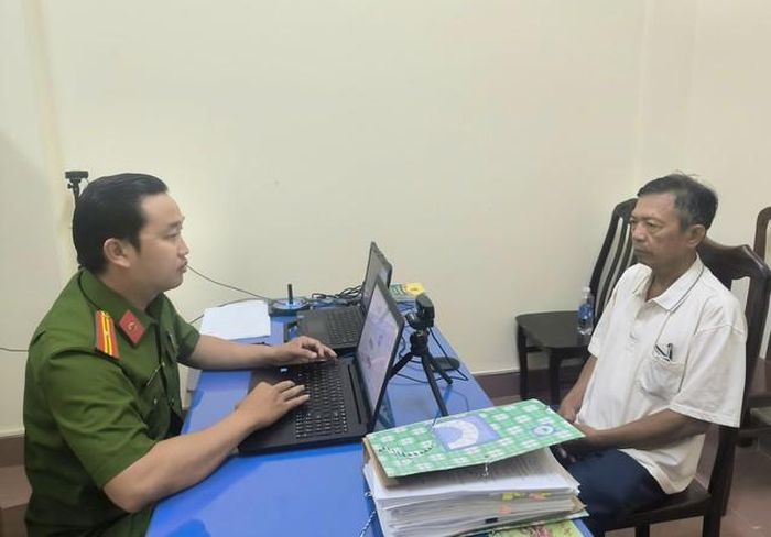 Đối tượng Trần Văn Ngân tại cơ quan công an. Ảnh: Công an tỉnh Vĩnh Long
