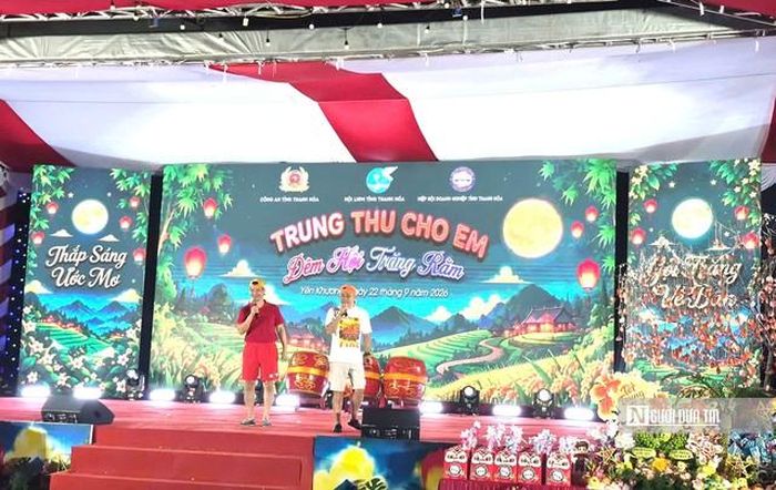 Nghệ sĩ Xuân Bắc và Tự Long biểu diễn phục vụ các cháu thiếu niên nhi đồng Trường Phổ thông Dân tộc nội trú Tiểu học và Trung học cơ sở Yên Khương.