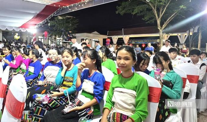 Các em học sinh tập trung tại sân trường tham gia Chương trình "Đêm hội trăng rằm".