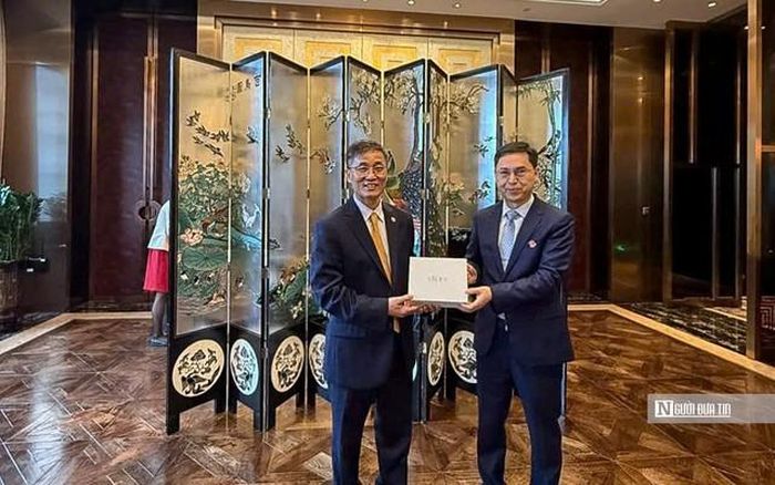 Ông Zhang Li Wei - Chủ nhiệm ủy ban chính pháp, Chủ tịch Hội Luật gia thành phố Thâm Quyến (Trung Quốc) trao quà lưu niệm cho Chủ tịch Hội Luật gia Việt Nam Nguyễn Khánh Ngọc.