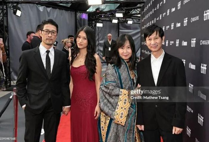 Johnny Trí Nguyễn và con gái Thanh An chụp hình cùng vợ chồng đạo diễn Nguyễn Phan Quang Bình. Ảnh: FBNV