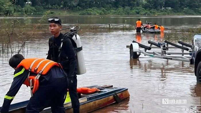 Lực lượng chức năng khẩn trương triển khai công tác tìm kiếm, cứu nạn, cứu hộ người nghi bị lũ cuốn mất tích.