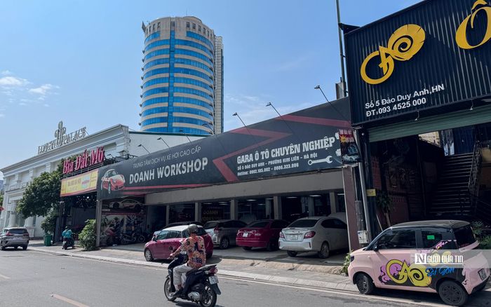 Theo ghi nhận hiện trạng, khu đất số 7 là Khách sạn Kim Liên cùng các hạng mục dịch vụ đi kèm, còn số 5 là các hạng mục quán ăn và cơ sở kinh doanh dịch vụ (Ảnh chụp ngày 11/8).