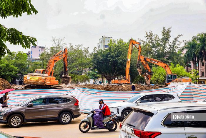 Theo đó, bên trong khu đất, máy xúc cùng nhiều thiết bị được huy động phá dỡ các công trình.